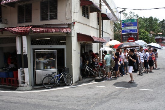 Malaysia-chicken-rice-lunch-line Line for Malaysian chicken and rice balls