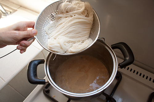 Add rice vermicelli to coconut sauce