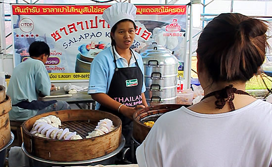 Salapao - A vendor sells Chinese steamed buns