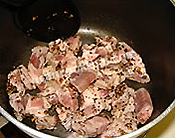 Stir-fry the pork with the pepper, garlic